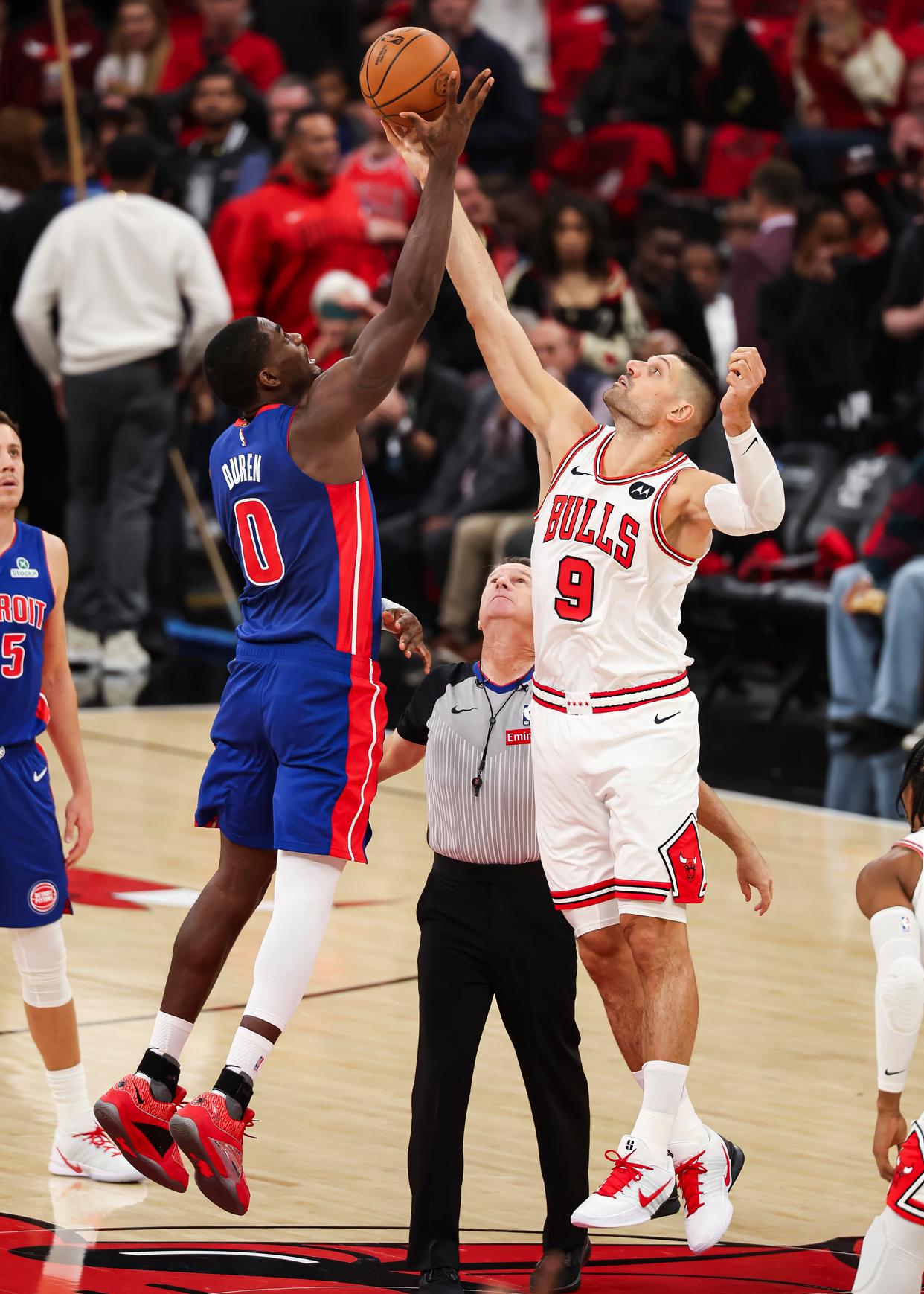 包含清晨芝加哥公牛调整名单以备NBA常规赛哈兰德在掘金比赛中惊艳表现，网友：迈阿密热火完成体检备战法甲的词条